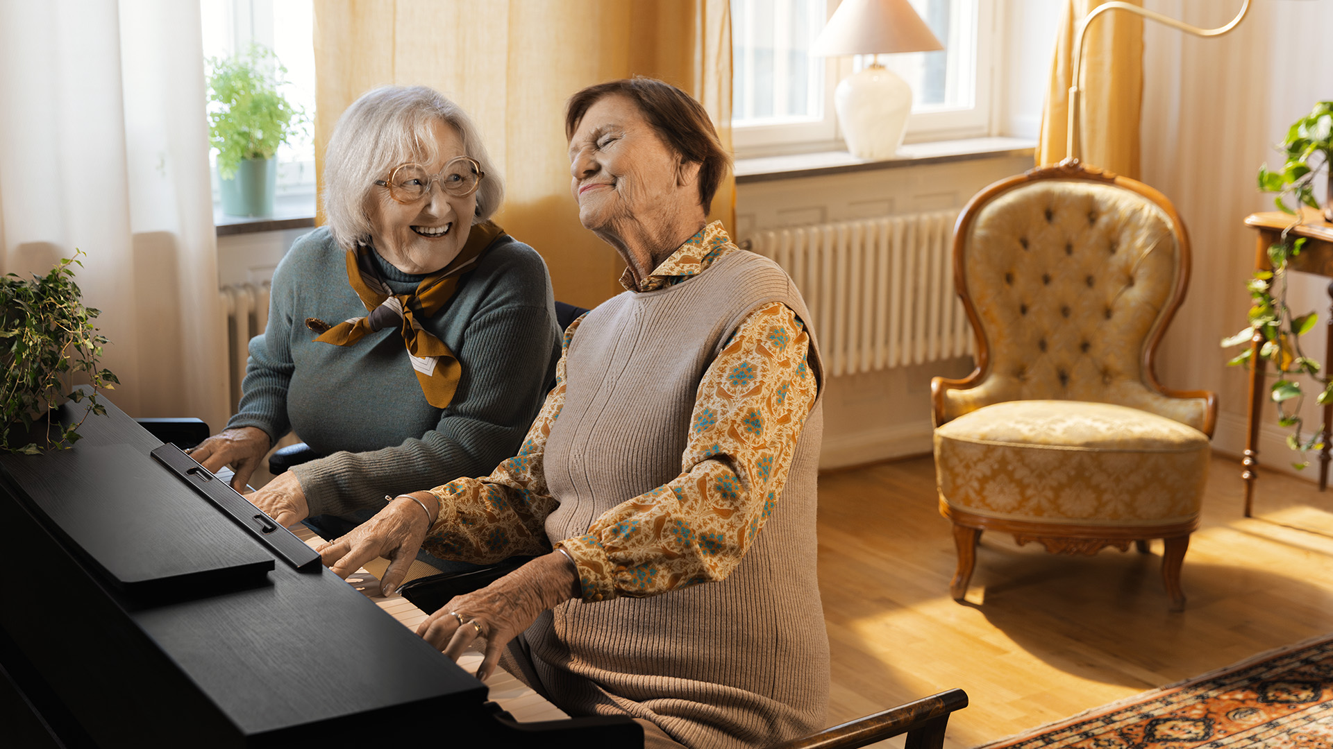 två damer spelar piano