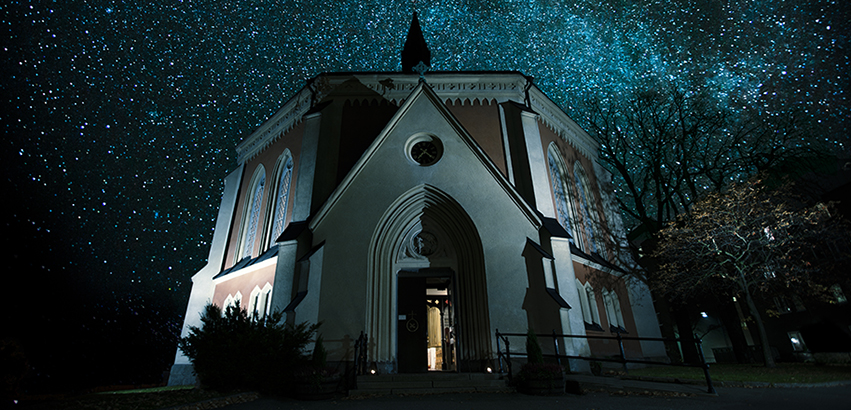 Bild på Ersta kyrka under stjärnhimmel