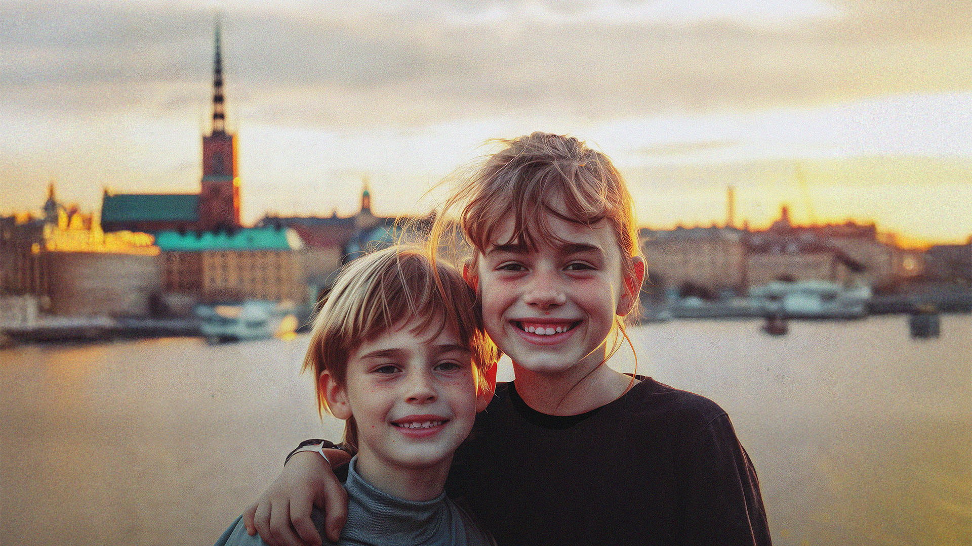 Två barn med Stockholm i bakgrunden